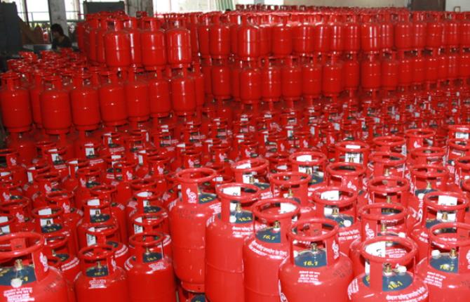 1 नवंबर से बदलेगा LPG सिलेंडर डिलीवरी नियम, नहीं होगी रसोई गैस की कालाबाजारी