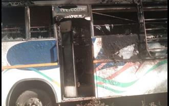 नवरात्र के बीच अपराधियों ने मचाया तांडव, बस में लगाई आग, जिंदा जल गया एक शख्स
