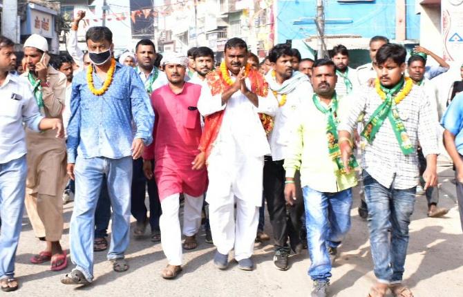 घर-घर जाकर लोगों से वोट मांग रहे सुनील कुशवाहा, सीतामढ़ी को सबसे विकसित विधानसभा बनाने का किया वादा