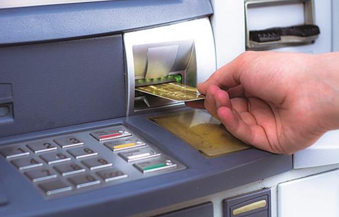 ATM से जुड़े नियम में हो सकता है बदलाव, 5000 रुपए से ज्यादा निकालने पर देना पड़ेगा चार्ज
