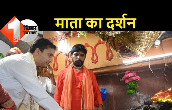 BJP नेता रितुराज सिन्हा ने पंडालों में की पूजा-अर्चना, युवाओं ने गर्मजोशी के साथ किया स्वागत