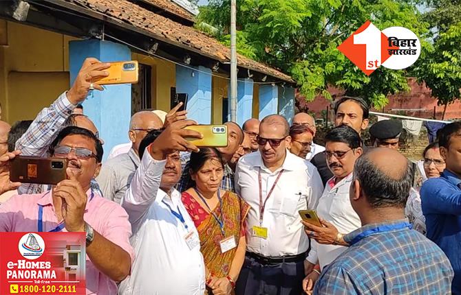 शिक्षा मंत्री चंद्रशेखर के गृह जिला में नरम पड़े केके पाठक: स्कूल में निरीक्षण के दौरान शिक्षकों के साथ सेल्फी, छात्राओं को दिया ऑटोग्राफ