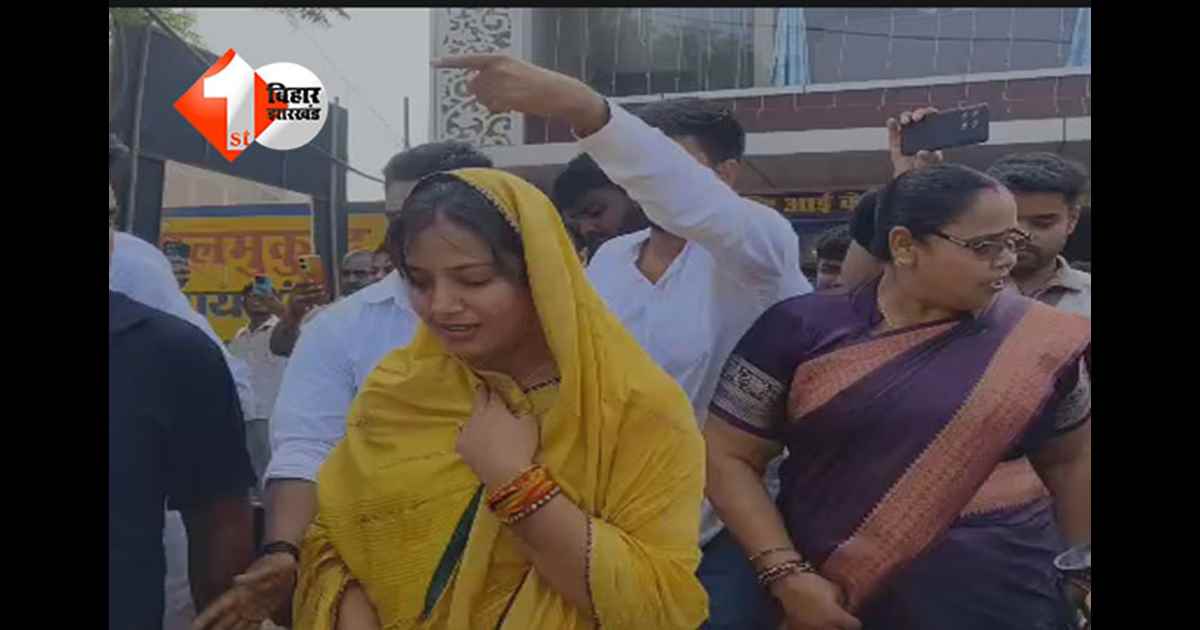 Assembly Election 2025 : काराकाट सीट पर भोजपुरी स्टार पवन सिंह की पत्नी ज्योति सिंह का नामांकन, समर्थकों की भारी भीड़ उमड़ी