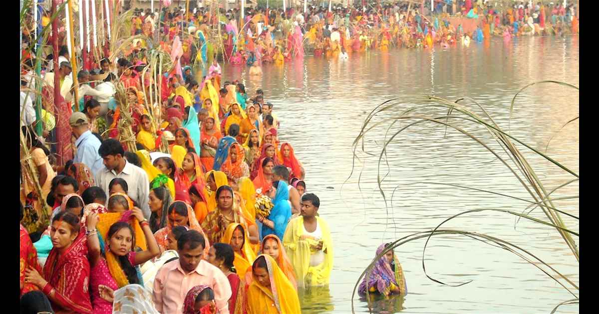 छठ महापर्व संपन्न: उगते सूर्य को अर्घ्य देकर व्रतियों ने किया पारण, सुख-समृद्धि और संतान की रक्षा की कामना
