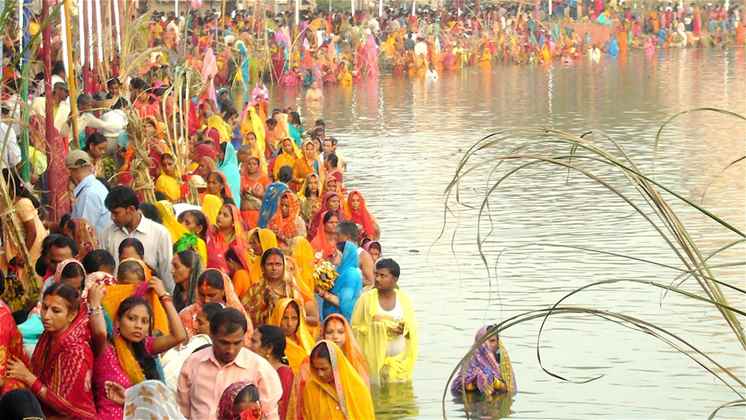छठ महापर्व संपन्न: उगते सूर्य को अर्घ्य देकर व्रतियों ने किया पारण, सुख-समृद्धि और संतान की रक्षा की कामना