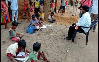 कोरोना काल में बंद हुआ स्कूल को बच्चों को गांव जाकर पढ़ा रहे हैं के शिक्षा मंत्री