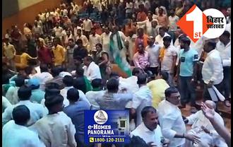 राजद के अति पिछड़ा सम्मेलन में मंच से गाली देते कूदे RJD विधायक और लगे पीटने, जमकर चले लात-घूंसे, 3 मंत्रियों के सामने हुआ वाकया