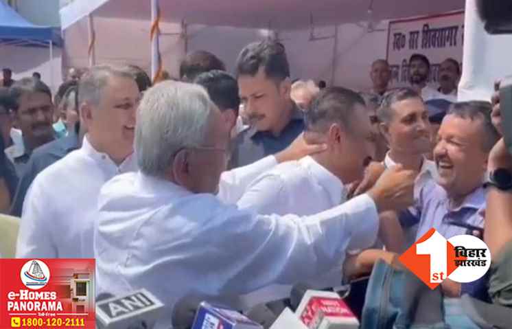 बिहार के मुख्यमंत्री ये क्या कर रहे हैं? भरी महफिल में मंत्री की गर्दन पकड़ ली और फिर.........