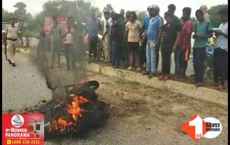 बिहार: बीच सड़क पर धू-धू कर जली बाइक, डिवाइडर से टकराने के बाद लगी आग; मौके पर मची अफरा-तफरी