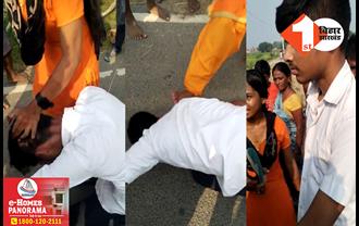 बिहार: बीच सड़क पर लड़की से छेड़खानी करना पड़ा भारी, युवती ने सरेआम चप्पल से पीटा, थूक चटवाकर छोड़ा