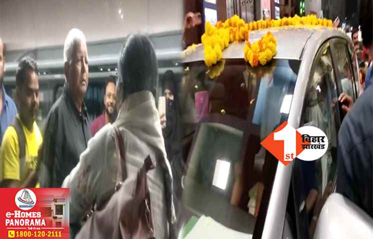 भोलेनाथ के दरबार में हाजिरी लगा देर रात देवघर से लौटे लालू, पटना जक्शन पर हुई फूलों की बारिश