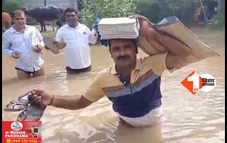 Bihar Flood News: कमर भर पानी, हाथ में चप्पल और माथे पर कॉपियां.. बिहार के बाढ़ में गुरुजी की भारी फजीहत, जान जोखिम में डाल स्कूल पहुंच रहे शिक्षक