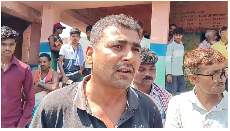  स्कूल में अनियमितताओं पर ग्रामीणों का हंगामा, प्राथमिक विद्यालय में जड़ा ताला