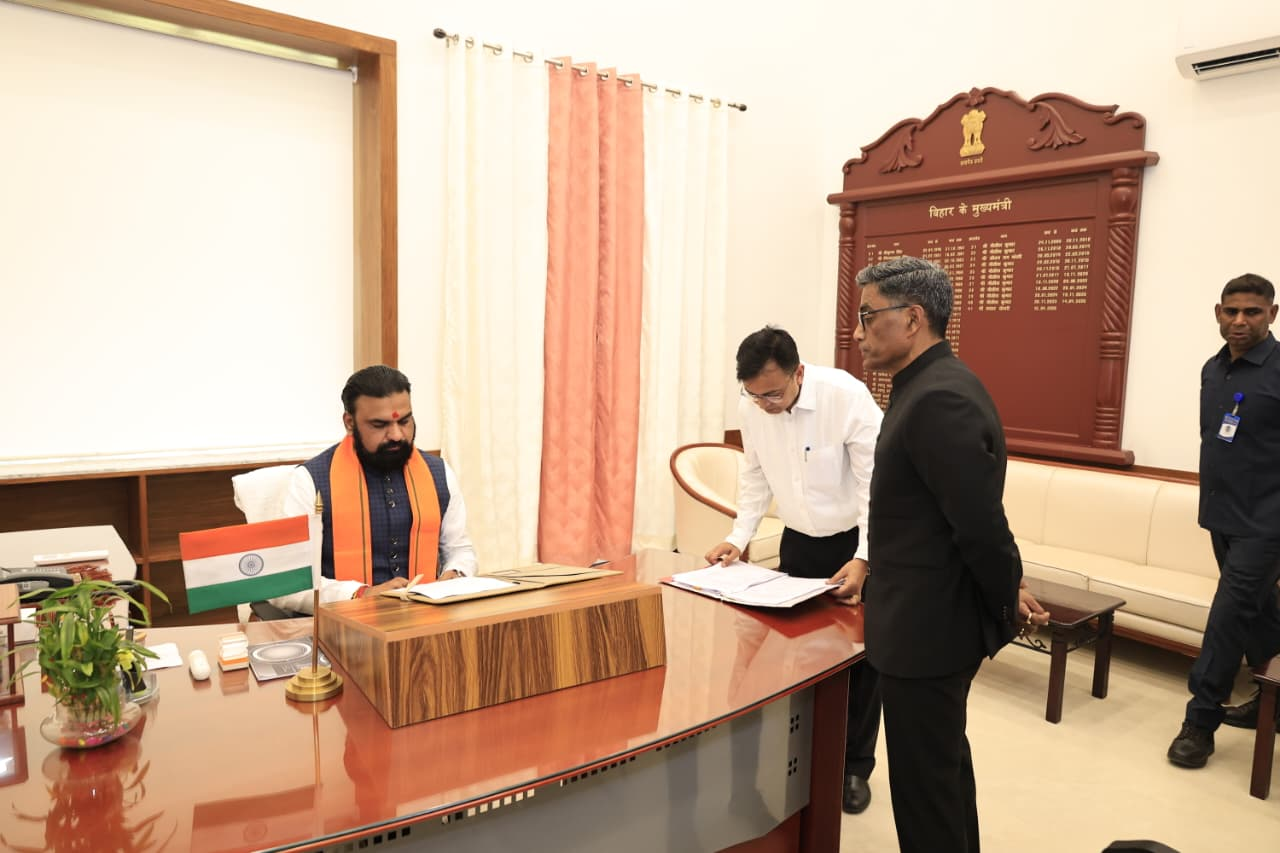 मुख्यमंत्री बनते ही अधिकारियों को सम्राट चौधरी का सख्त निर्देश, भ्रष्टाचार पर जीरो टॉलरेंस, काम में लाएं दुगुनी गति