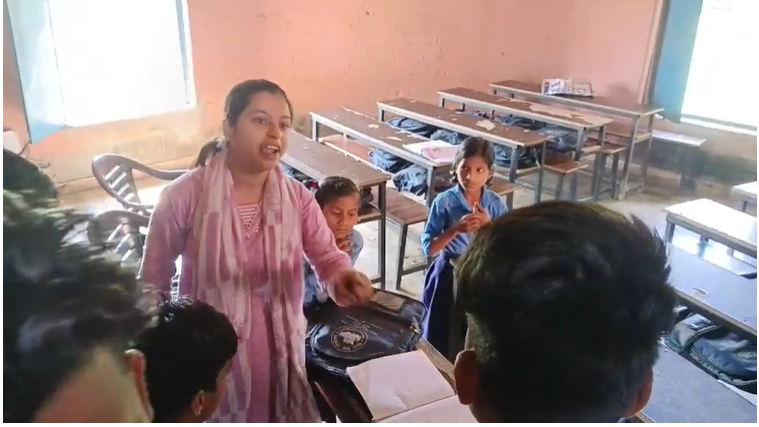  स्कूल में अनियमितताओं पर ग्रामीणों का हंगामा, प्राथमिक विद्यालय में जड़ा ताला