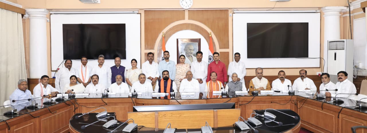 नीतीश कुमार की आखिरी कैबिनेट बैठक की आई भावुक तस्वीर, जानिए.. मीटिंग में कैसा था माहौल?