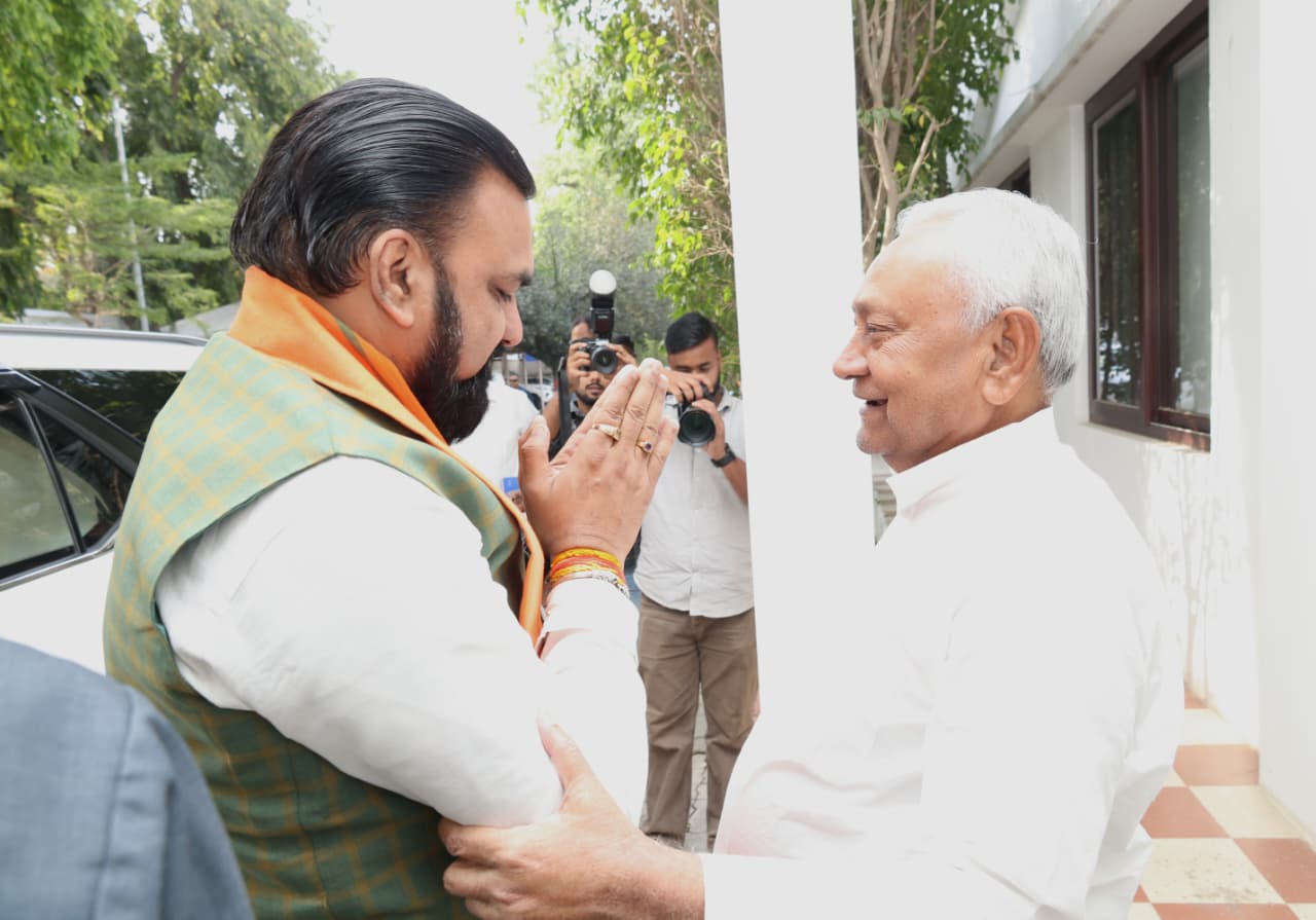 दिल्ली से वापस लौटते ही नीतीश से मिले CM सम्राट, क्या हुई बात...?