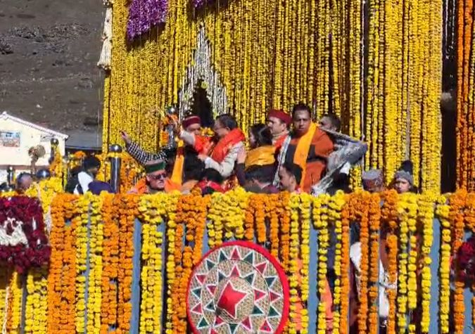 केदारनाथ धाम के कपाट खुलते ही गूंजा हर-हर महादेव का जयकारा, हेलीकॉप्टर से हुई पुष्प वर्षा; देखें भव्य नज़ारे और तस्वीरें