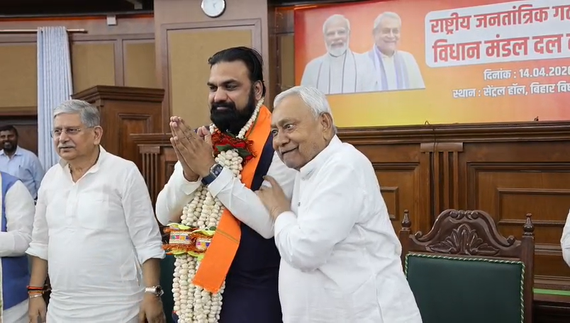 NDA विधायक दल के नेता चुने गये सम्राट चौधरी, नीतीश कुमार ने पहनाया माला 