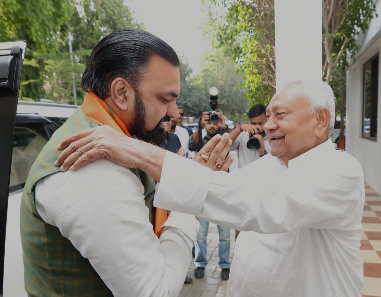 दिल्ली से वापस लौटते ही नीतीश से मिले CM सम्राट, क्या हुई बात...?