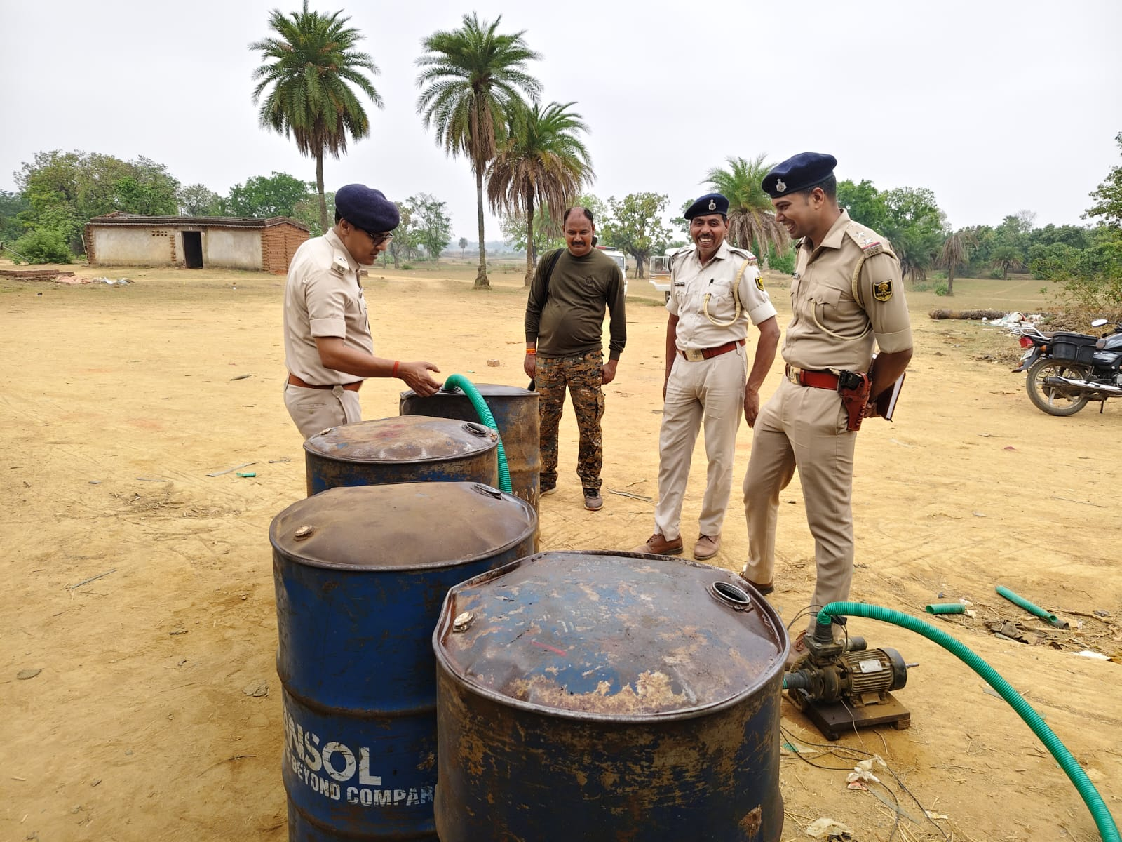जमुई में नकली पेट्रोल-डीजल फैक्ट्री का भंडाफोड़, 12 हजार लीटर ईंधन जब्त