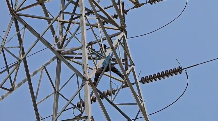 मोबाइल-लैपटॉप के लिए टावर पर चढ़ा युवक, मां के समझाने पर खत्म हुआ हाई वोल्टेज ड्रामा