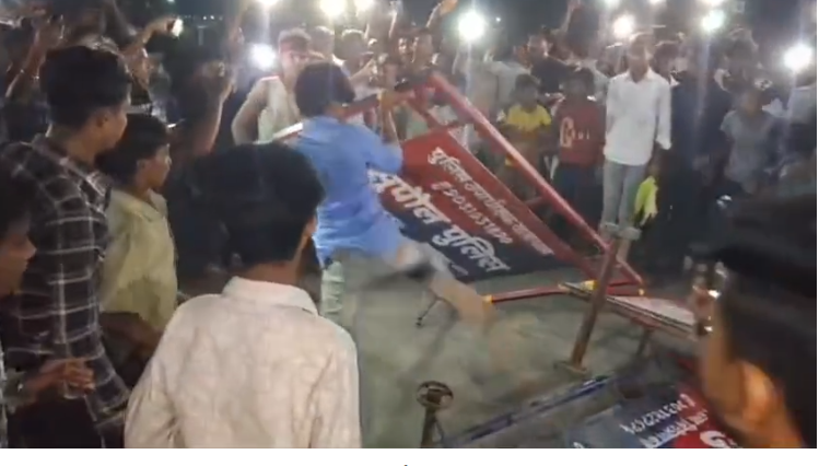 सुपौल के छातापुर से बड़ी खबर: खड़ी बस में लगी आग, समय पर दमकल गाड़ी नहीं आने पर लोगों ने किया तोड़फोड़ हंगामा 