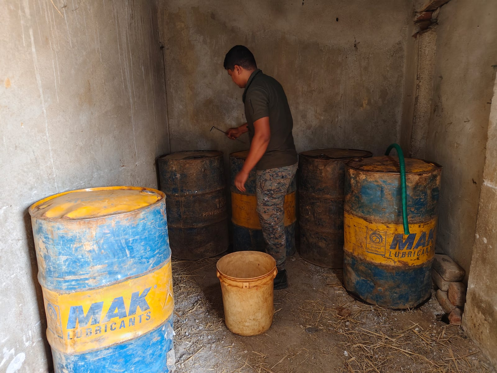 जमुई में नकली पेट्रोल-डीजल फैक्ट्री का भंडाफोड़, 12 हजार लीटर ईंधन जब्त