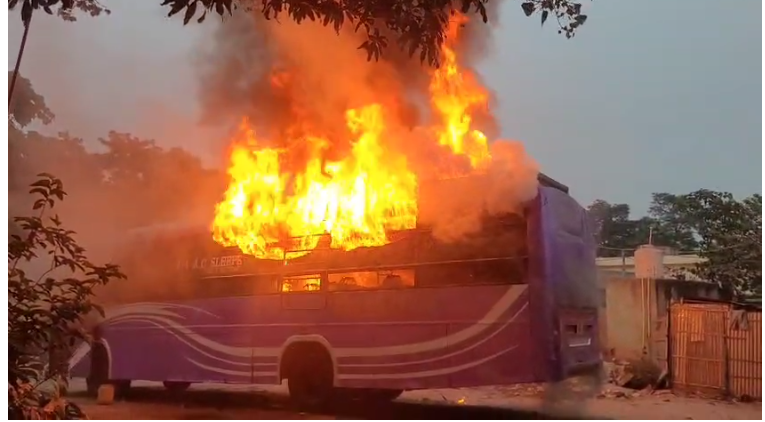 सुपौल के छातापुर से बड़ी खबर: खड़ी बस में लगी आग, समय पर दमकल गाड़ी नहीं आने पर लोगों ने किया तोड़फोड़ हंगामा 