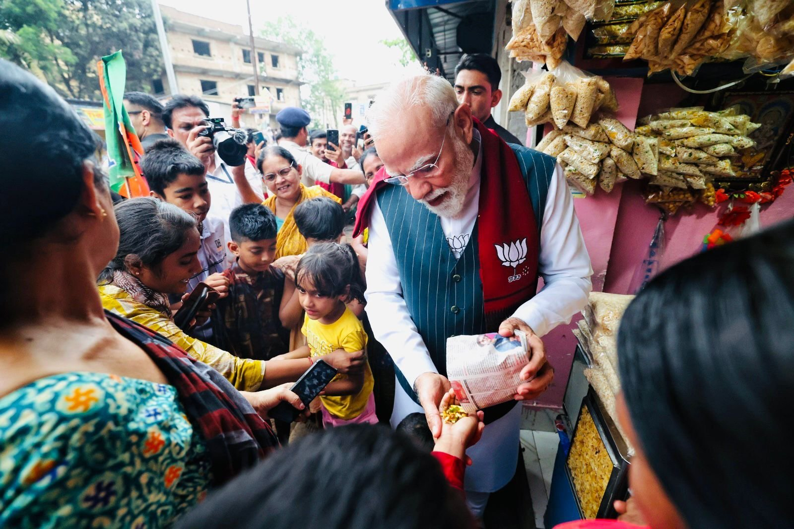 प्याज खाता हूं, दिमाग नहीं: बंगाल दौरे के दौरान नमकीन दुकान पर पहुंचे PM मोदी, 10 रुपये की खाई झालमुड़ी  
