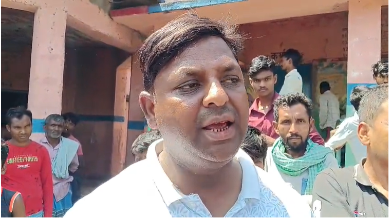  स्कूल में अनियमितताओं पर ग्रामीणों का हंगामा, प्राथमिक विद्यालय में जड़ा ताला