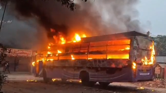 सुपौल के छातापुर से बड़ी खबर: खड़ी बस में लगी आग, समय पर दमकल गाड़ी नहीं आने पर लोगों ने किया तोड़फोड़ हंगामा 