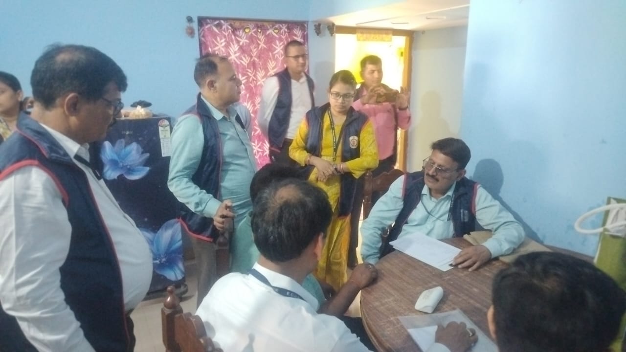 EOU Raid : भ्रष्ट थानेदार के 5 ठिकानों पर EOU की छापेमारी, आय से 1.70 करोड़ की अधिक संपत्ति अर्जित करने के आरोप... 