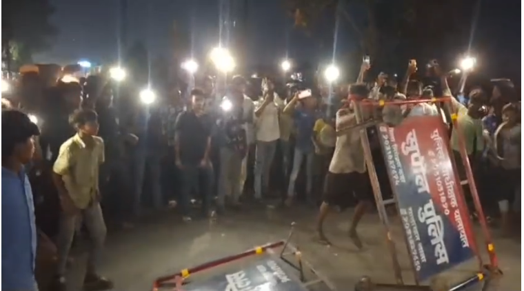 सुपौल के छातापुर से बड़ी खबर: खड़ी बस में लगी आग, समय पर दमकल गाड़ी नहीं आने पर लोगों ने किया तोड़फोड़ हंगामा 