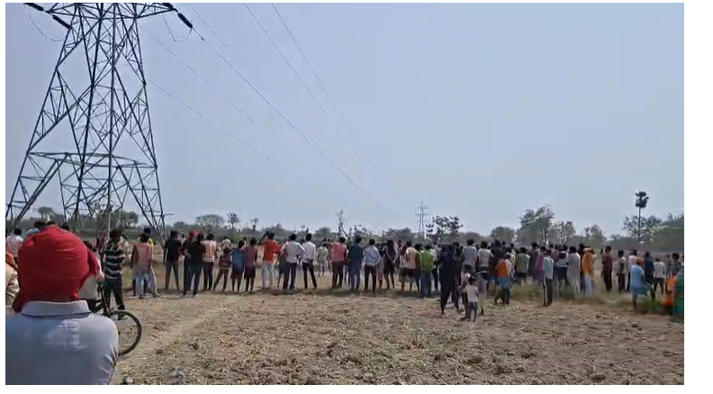 मोबाइल-लैपटॉप के लिए टावर पर चढ़ा युवक, मां के समझाने पर खत्म हुआ हाई वोल्टेज ड्रामा