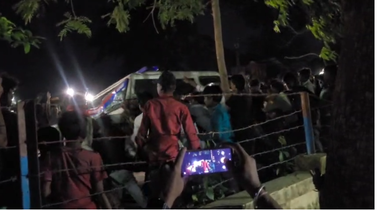 सुपौल के छातापुर से बड़ी खबर: खड़ी बस में लगी आग, समय पर दमकल गाड़ी नहीं आने पर लोगों ने किया तोड़फोड़ हंगामा 