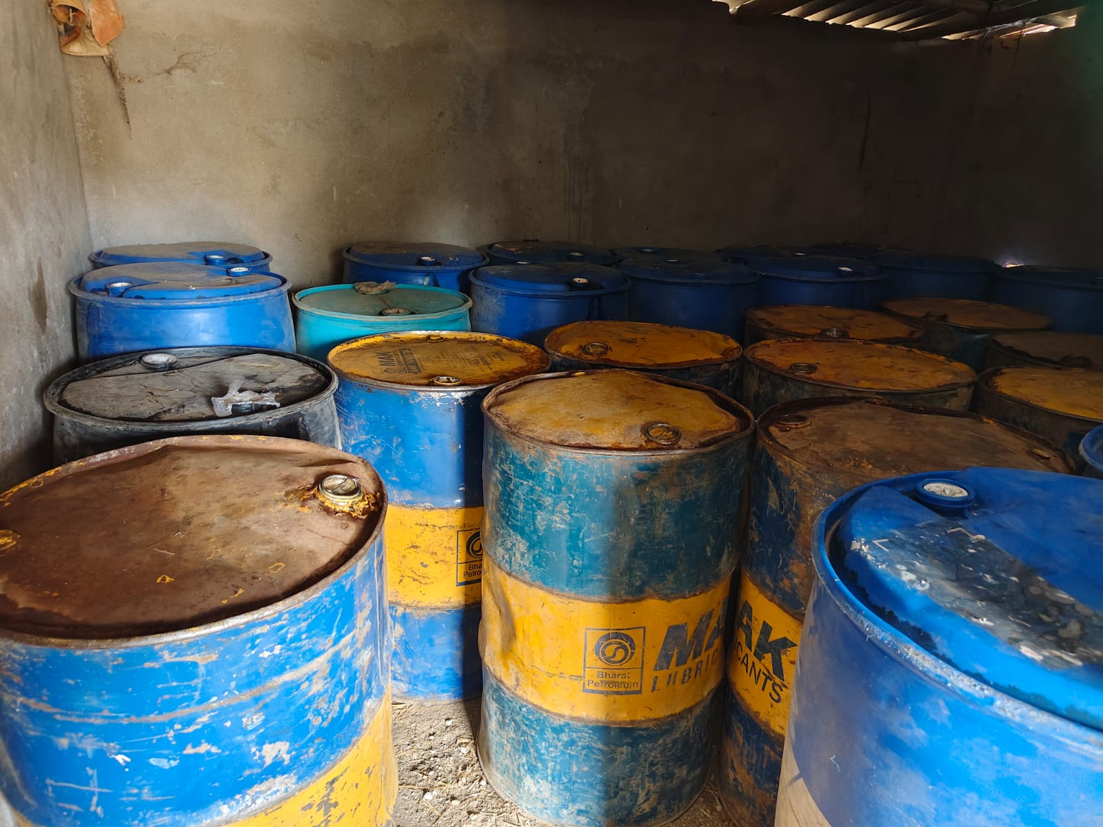 जमुई में नकली पेट्रोल-डीजल फैक्ट्री का भंडाफोड़, 12 हजार लीटर ईंधन जब्त