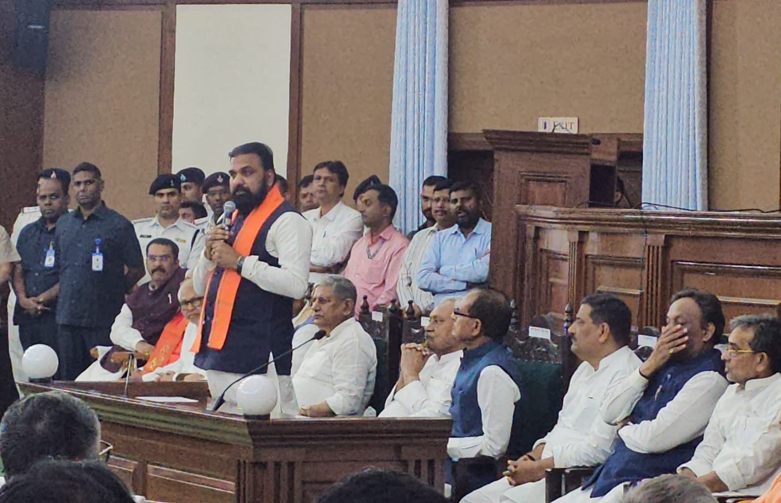 NDA विधायक दल के नेता चुने गये सम्राट चौधरी, नीतीश कुमार ने पहनाया माला 