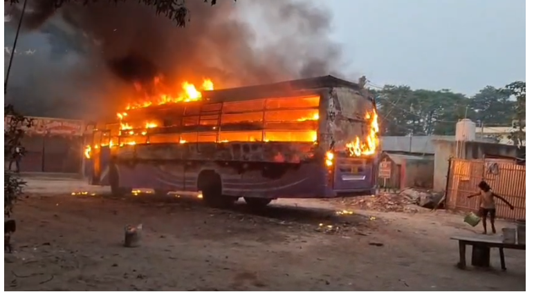 सुपौल के छातापुर से बड़ी खबर: खड़ी बस में लगी आग, समय पर दमकल गाड़ी नहीं आने पर लोगों ने किया तोड़फोड़ हंगामा 