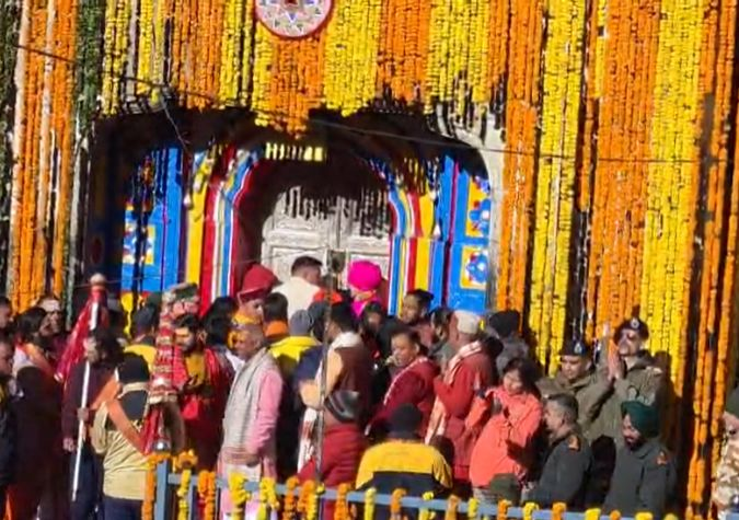 केदारनाथ धाम के कपाट खुलते ही गूंजा हर-हर महादेव का जयकारा, हेलीकॉप्टर से हुई पुष्प वर्षा; देखें भव्य नज़ारे और तस्वीरें