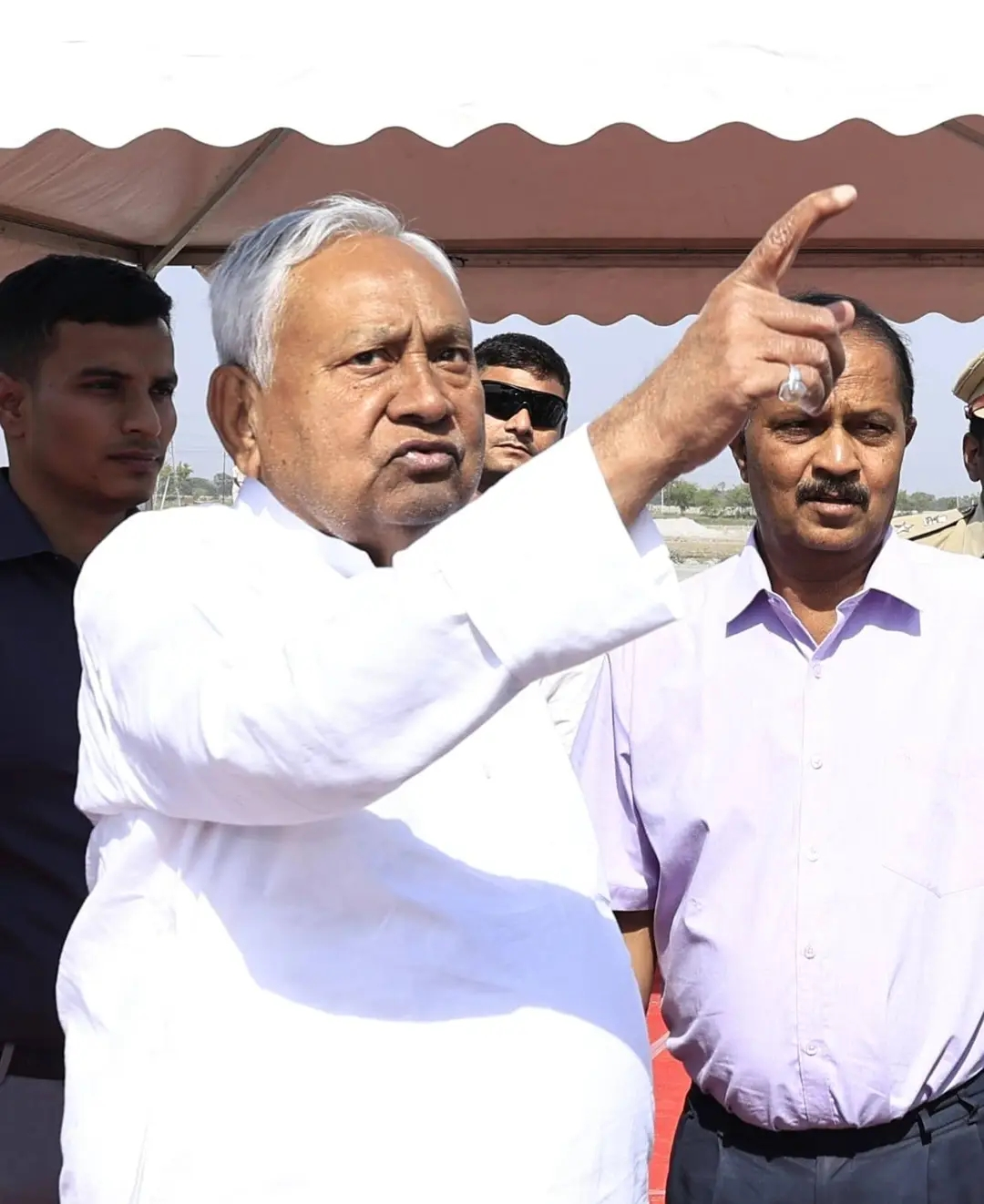 इस्तीफे से पहले एक्शन में नीतीश: चिलचिलाती धूप में पटना-बेतिया एक्सप्रेस-वे का निरीक्षण करने पहुंच गये सारण  