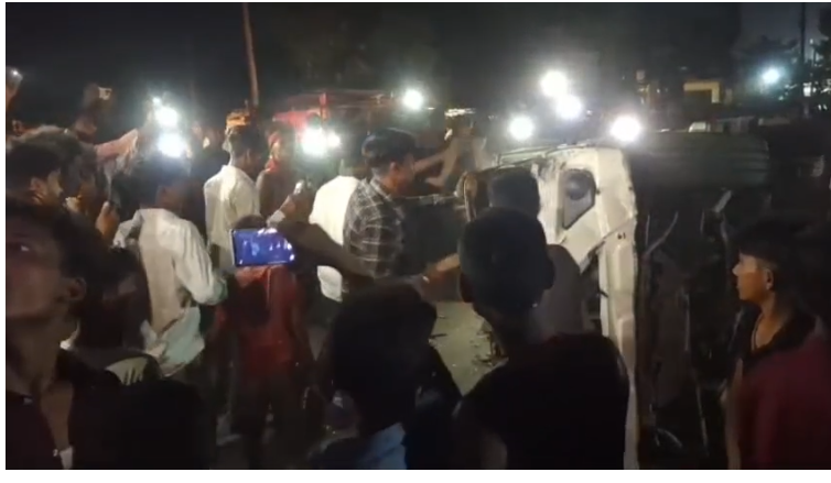 सुपौल के छातापुर से बड़ी खबर: खड़ी बस में लगी आग, समय पर दमकल गाड़ी नहीं आने पर लोगों ने किया तोड़फोड़ हंगामा 