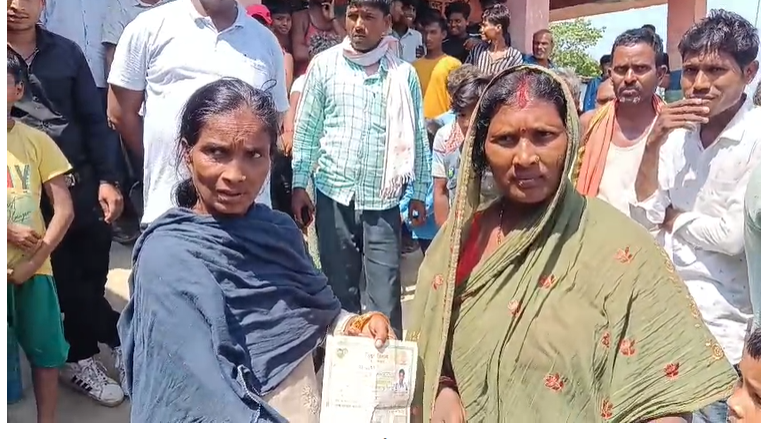  स्कूल में अनियमितताओं पर ग्रामीणों का हंगामा, प्राथमिक विद्यालय में जड़ा ताला