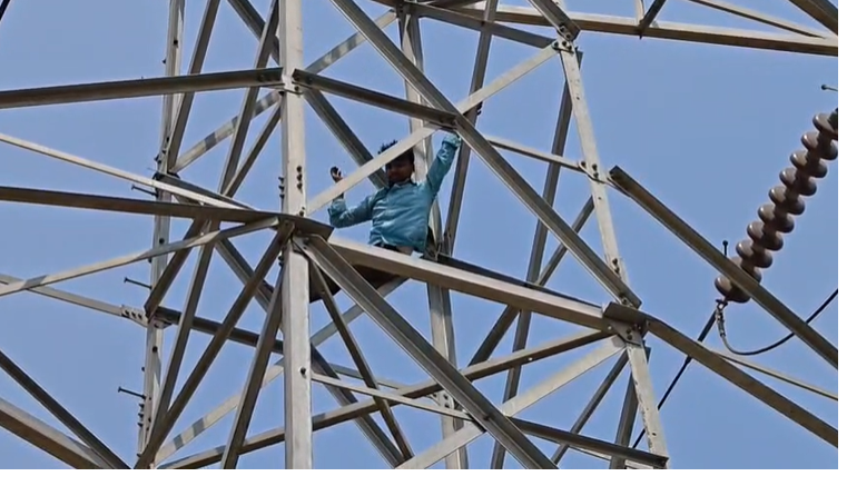 मोबाइल-लैपटॉप के लिए टावर पर चढ़ा युवक, मां के समझाने पर खत्म हुआ हाई वोल्टेज ड्रामा