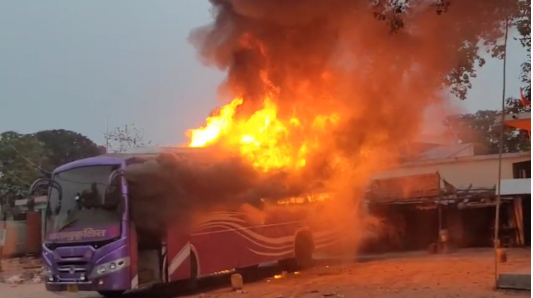 सुपौल के छातापुर से बड़ी खबर: खड़ी बस में लगी आग, समय पर दमकल गाड़ी नहीं आने पर लोगों ने किया तोड़फोड़ हंगामा 