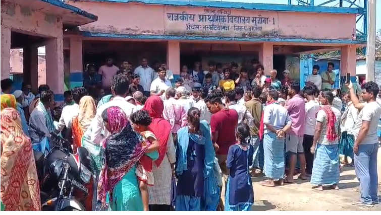  स्कूल में अनियमितताओं पर ग्रामीणों का हंगामा, प्राथमिक विद्यालय में जड़ा ताला