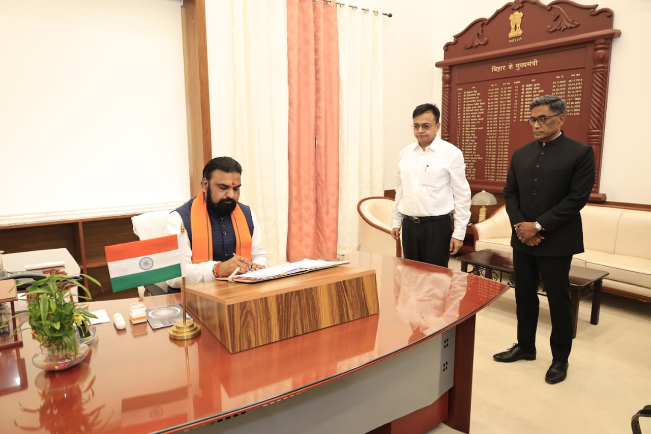 मुख्यमंत्री बनते ही अधिकारियों को सम्राट चौधरी का सख्त निर्देश, भ्रष्टाचार पर जीरो टॉलरेंस, काम में लाएं दुगुनी गति