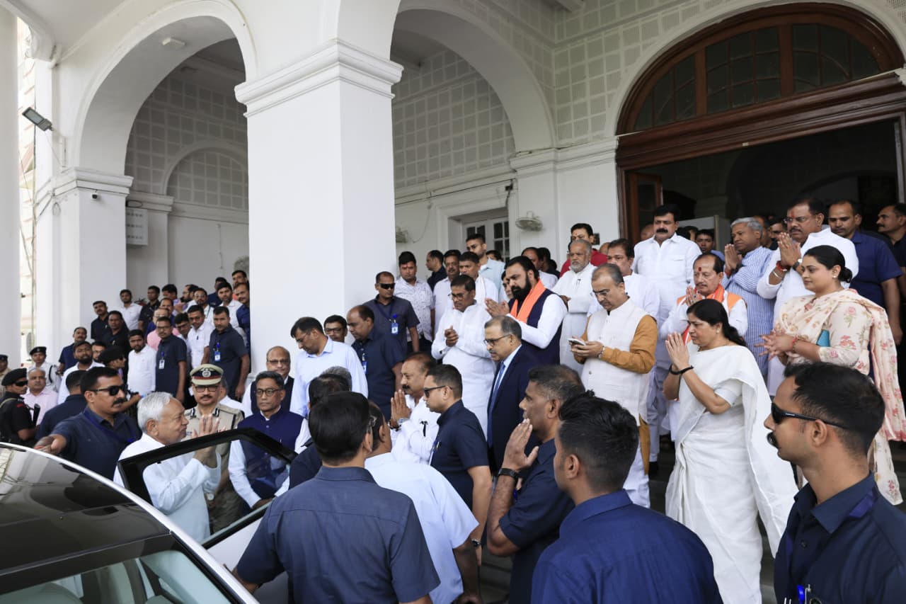 नीतीश कुमार की आखिरी कैबिनेट बैठक की आई भावुक तस्वीर, जानिए.. मीटिंग में कैसा था माहौल?