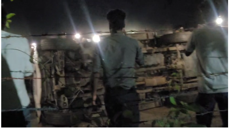 सुपौल के छातापुर से बड़ी खबर: खड़ी बस में लगी आग, समय पर दमकल गाड़ी नहीं आने पर लोगों ने किया तोड़फोड़ हंगामा 