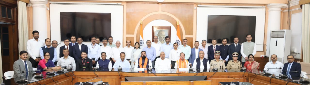 नीतीश कुमार की आखिरी कैबिनेट बैठक की आई भावुक तस्वीर, जानिए.. मीटिंग में कैसा था माहौल?